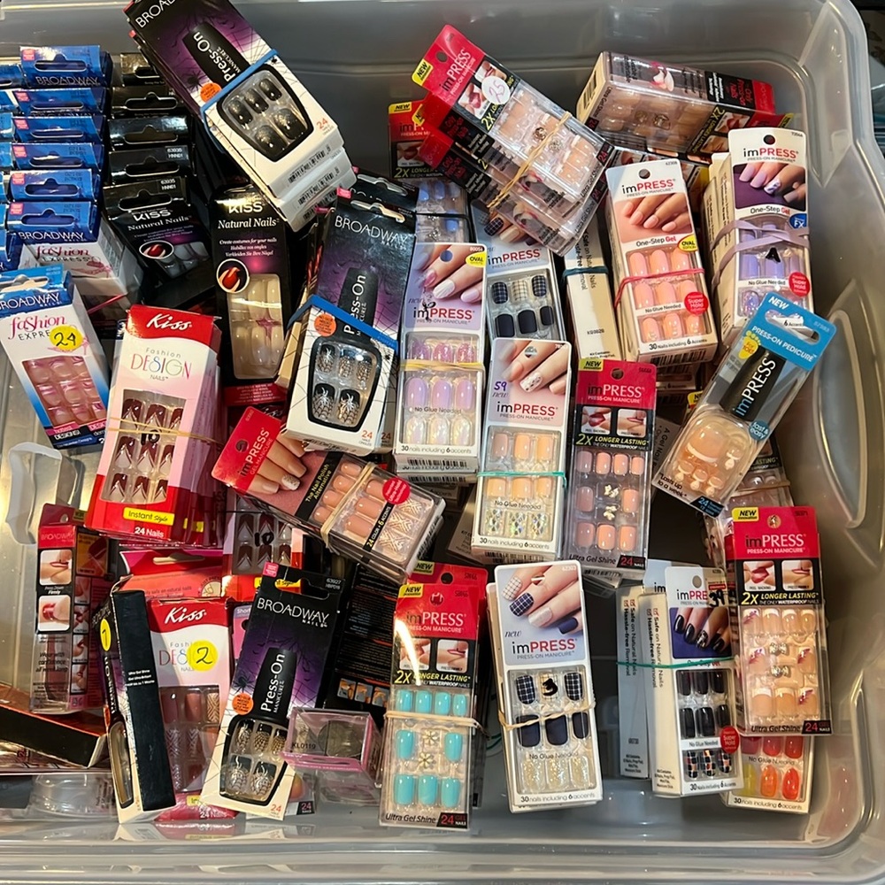 Impress nails set of 20, all NEW and wine sent randomly!! More ava if interested